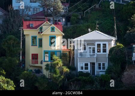 Häuser auf einem Hügel in einem Vorort von Brooklyn, Wellington, Nordinsel, Neuseeland Stockfoto