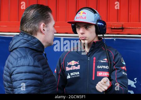 Max Verstappen (NLD) Scuderia Toro Rosso mit seinem Vater Jos Verstappen (NLD). Formel-1-Tests, Tag 1, Donnerstag, 26. Februar 2015. Barcelona, Spanien. Stockfoto