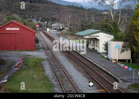 Bahnhof und Warenhaus, Moana, Brunner See, Westland, Südinsel, Neuseeland Stockfoto