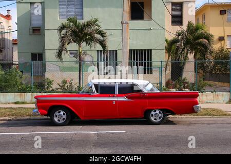 HAVANNA, KUBA - 24. FEBRUAR 2011: Klassischer amerikanischer Ford-Wagen in Havanna. Amerikanische Oldtimer-Autos sind ein wichtiges Merkmal der kubanischen Kultur. Stockfoto