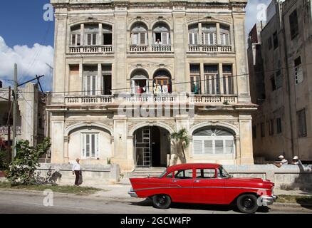 HAVANNA, KUBA - 24. FEBRUAR 2011: Klassischer amerikanischer Chevrolet Bel Air Wagen 1957 in Havanna. Amerikanische Oldtimer-Autos sind ein wichtiges Merkmal der kubanischen Kultur Stockfoto