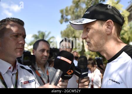 Jenson Button (GBR) McLaren mit Craig Slater (GBR) Sky F1 Reporter. Großer Preis von Malaysia, Donnerstag, 26. März 2015. Sepang, Kuala Lumpur, Malaysia. Stockfoto