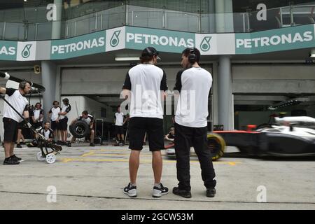 (L bis R): Fernando Alonso (ESP) McLaren mit Andrea Stella (ITA) McLaren Race Engineer. Großer Preis von Malaysia, Donnerstag, 26. März 2015. Sepang, Kuala Lumpur, Malaysia. Stockfoto