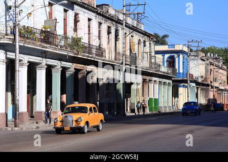 Havanna, Kuba - Februar 24, 2011: Leute fahren mit dem alten Auto in Havanna. Kuba hat eine der niedrigsten Auto - Pro-Kopf-Rate (38 pro 1000 Personen im Jahr 2008). Stockfoto