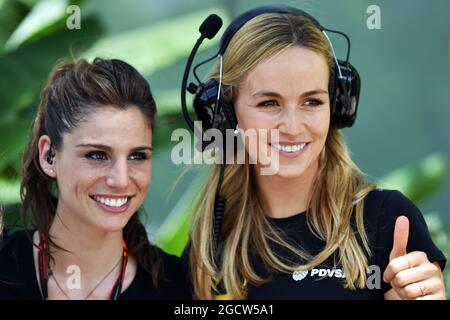 (L bis R): Lucia Villalon Puras (ESP) TV Reporter und Carmen Jorda (ESP) Lotus F1 Team Development Driver. Großer Preis von Malaysia, Freitag, 27. März 2015. Sepang, Kuala Lumpur, Malaysia. Stockfoto