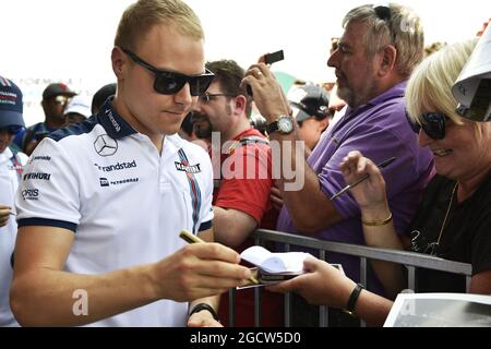 Valtteri Bottas (FIN) Williams gibt Autogramme für die Fans. Großer Preis von Malaysia, Samstag, 28. März 2015. Sepang, Kuala Lumpur, Malaysia. Stockfoto