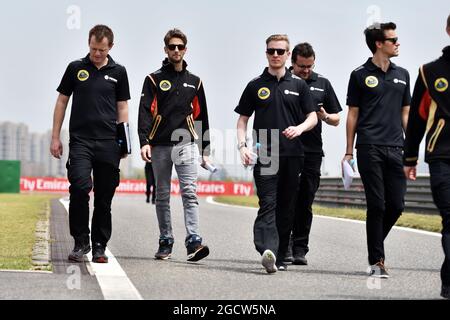 Romain Grosjean (FRA) Lotus F1 Team und Jolyon Palmer (GBR) Lotus F1 Team Test und Reserve Driver gehen mit dem Team auf dem Kurs. Großer Preis von China, Donnerstag, 9. April 2015. Shanghai, China. Stockfoto