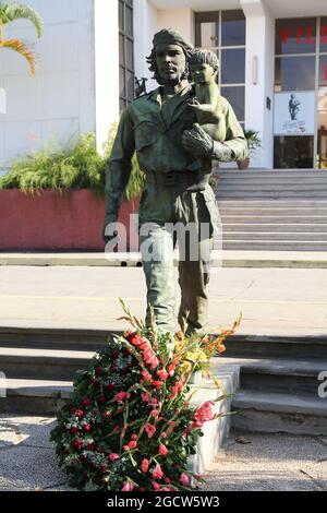 SANTA CLARA, KUBA - 21. FEBRUAR 2011: Che Guevara hält ein Kind - Statue in Santa Clara, Kuba. Das Kunstwerk im öffentlichen Raum mit dem Namen 'Che of the children' Stockfoto