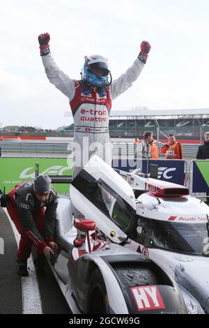 Rennsieger Marcel Fassler (SUI) (mit Andre Lotterer (GER) / Benoit Treluyer (FRA)) #07 Audi Sport Team Joest Audi R18 e-tron quattro Hybrid, feiert in Parc Ferme. FIA-Langstrecken-Weltmeisterschaft, Runde 1, Sonntag 12. April 2015. Silverstone, England. Stockfoto