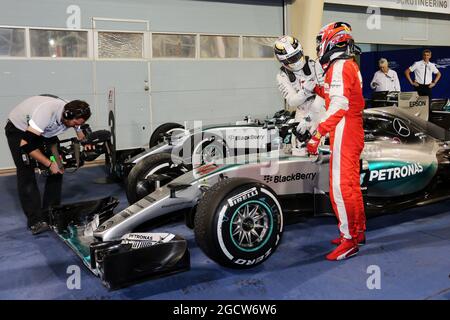 Rennsieger Lewis Hamilton (GBR) Mercedes AMG F1 W06 und zweitplatzierter Kimi Räikkönen (FIN) Ferrari feiern im Parc Ferme. Großer Preis von Bahrain, Sonntag, 19. April 2015. Sakhir, Bahrain. Stockfoto