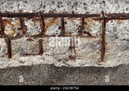 Abplatzungsschäden in Stahlbeton bei feuchter salzhaltiger Meeresluft. Problem in der Karibik und Florida: Rost kann Betonschäden zurückhalten. Stockfoto