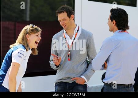 (L bis R): Susie Wolff (GBR) Williams Development Driver mit Alex Wurz (AUT) Williams Driver Mentor und Pedro De La Rosa (ESP) Ferrari Development Driver. Großer Preis von Spanien, Donnerstag, 7. Mai 2015. Barcelona, Spanien. Stockfoto