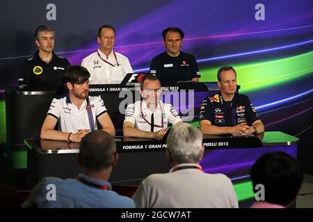 Die FIA-Pressekonferenz (von hinten (L bis R)): Nick Chester (GBR) Technischer Leiter des Lotus F1-Teams; Jonathan Neale (GBR) McLaren Chief Operation Officer; Rob Smedley (GBR) Williams Head of Vehicle Performance; Paddy Lowe (GBR) Mercedes AMG F1 Executive Director (Technical); Paul Monaghan (GBR) Red Bull Racing Chief Engineer. Großer Preis von Spanien, Freitag, 8. Mai 2015. Barcelona, Spanien. Stockfoto