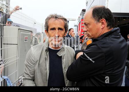 (L bis R): Alain Prost (FRA) mit Frederic Vasseur (FRA) ART GP Boss. Großer Preis von Monaco, Donnerstag, 21. Mai 2015. Monte Carlo, Monaco. Stockfoto