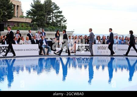 Fahrer der Amber Lounge Fashion Show (L bis R): Nico Hulkenberg (GER) Sahara Force India F1; Filipan Nasr (BRA) sauber F1 Team; Marcus Ericsson (SWE) sauber F1 Team; Daniil Kvyat (RUS) Red Bull Racing; Roberto Merhi (ESP) Manor Marussia F1 Team. Großer Preis von Monaco, Freitag, 22. Mai 2015. Monte Carlo, Monaco. Stockfoto