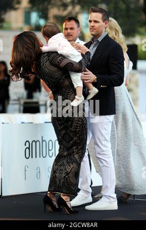 Tamara Ecclestone (GBR) mit ihrem Mann Jay Rutland (GBR) und ihrer Tochter Sophia Eccelstone-Rutland (GBR) auf der Amber Lounge Fashion Show. Großer Preis von Monaco, Freitag, 22. Mai 2015. Monte Carlo, Monaco. Stockfoto