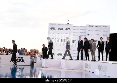 Fahrer der Amber Lounge Fashion Show (L bis R): Nico Hulkenberg (GER) Sahara Force India F1; Filipan Nasr (BH) sauber F1 Team; Marcus Ericsson (SWE) sauber F1 Team; Daniil Kvyat (RUS) Red Bull Racing; Roberto Merhi (ESP) Manor Marussia F1 Team; will Stevens (GBR) Manor Marussia F1 Team; Esteban Gutierrez (MEX) Ferrari Test- und Reservefahrer; Adrian Sutil (GER) Williams Reservefahrer. Großer Preis von Monaco, Freitag, 22. Mai 2015. Monte Carlo, Monaco. Stockfoto