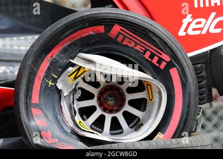 Das Rad am Ferrari SF15-T von Kimi Räikkönen (FIN) Ferrari wurde beschädigt, nachdem er im dritten Training abgestürzt war. Großer Preis von Monaco, Samstag, 23. Mai 2015. Monte Carlo, Monaco. Stockfoto