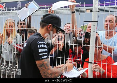 Lewis Hamilton (GBR) Mercedes AMG F1 signiert Autogramme für die Fans. Großer Preis von Monaco, Samstag, 23. Mai 2015. Monte Carlo, Monaco. Stockfoto