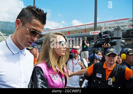 (L bis R): Cristiano Ronaldo (POR) Real Madrid Football Player mit Cara Delevingne (GBR) Model. Großer Preis von Monaco, Sonntag, 24. Mai 2015. Monte Carlo, Monaco. Stockfoto