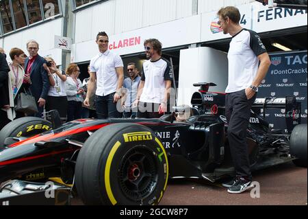 (L bis R): Cristiano Ronaldo (POR) Real Madrid Football Player mit Fernando Alonso (ESP) McLaren, Cara Delevingne (GBR) Model und Jenson Button (GBR) McLaren. Großer Preis von Monaco, Sonntag, 24. Mai 2015. Monte Carlo, Monaco. Stockfoto