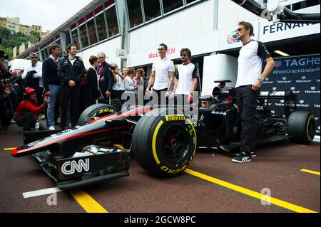 (L bis R): Cristiano Ronaldo (POR) Real Madrid Football Player mit Fernando Alonso (ESP) McLaren, Cara Delevingne (GBR) Model und Jenson Button (GBR) McLaren. Großer Preis von Monaco, Sonntag, 24. Mai 2015. Monte Carlo, Monaco. Stockfoto