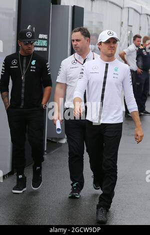 (L bis R): Lewis Hamilton (GBR) Mercedes AMG F1 mit Ron Meadows (GBR) Mercedes GP Team Manager und Nico Rosberg (GER) Mercedes AMG F1. Großer Preis von Kanada, Freitag, 5. Juni 2015. Montreal, Kanada. Stockfoto