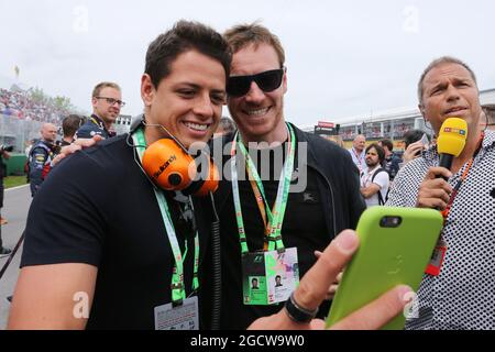 (L bis R): Javier Hernandez (MEX) Manchester Utd Football Player mit Michael Fassbender (IRE) Actor am Start. Großer Preis von Kanada, Sonntag, 7. Juni 2015. Montreal, Kanada. Stockfoto