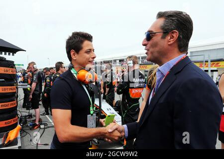 Javier Hernandez (MEX) Manchester Utd Fußballspieler am Start mit Carlos Slim DOMiT (MEX), dem Vorsitzenden von America Movil, und dem Sahara Force India F1 Team. Großer Preis von Kanada, Sonntag, 7. Juni 2015. Montreal, Kanada. Stockfoto