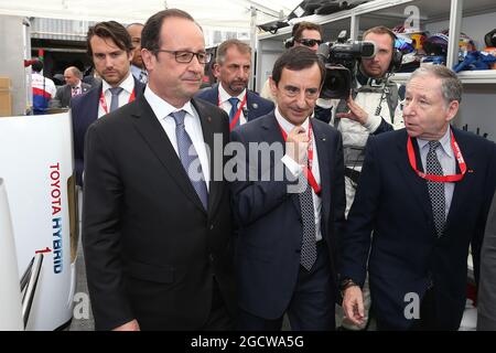 Francois Hollande (FRA) Französischer Präsident (links) mit Jean Todt (FRA) FIA-Präsident (rechts). FIA-Langstrecken-Weltmeisterschaft, 24 Stunden von Le Mans - Rennen, Samstag, 13. Juni 2015. Le Mans, Frankreich. Stockfoto