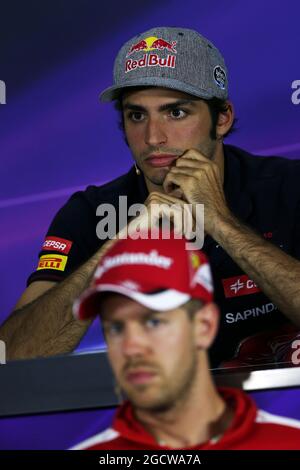 Carlos Sainz Jr (ESP) Scuderia Toro Rosso und Sebastian Vettel (GER) Ferrari bei der FIA Pressekonferenz. Großer Preis von Österreich, Donnerstag, 18. Juni 2015. Spielberg, Österreich. Stockfoto