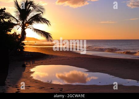 Sonnenuntergang auf Guadeloupe Sandstrand. Karibik Urlaub Landschaft. Perle Strand (Plage de la Perle). Stockfoto