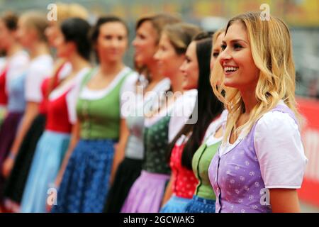 Formula Una Mädchen auf der Fahrerparade. Großer Preis von Österreich, Sonntag, 21. Juni 2015. Spielberg, Österreich. Stockfoto