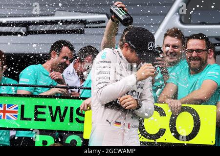 Rennsieger Nico Rosberg (GER) Mercedes AMG F1 feiert mit dem Team. Großer Preis von Österreich, Sonntag, 21. Juni 2015. Spielberg, Österreich. Stockfoto