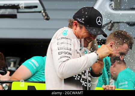 Rennsieger Nico Rosberg (GER) Mercedes AMG F1 feiert mit dem Team. Großer Preis von Österreich, Sonntag, 21. Juni 2015. Spielberg, Österreich. Stockfoto