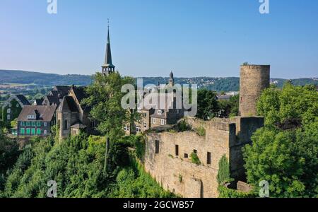 Wetter an der Ruhr, Nordrhein-Westfalen, Deutschland - Stadtansicht von Wetter an der Ruhr mit der Burg Wetter am Harkortsee. Stockfoto