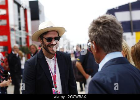(L bis R): Will Young (GBR) Sänger mit Eddie Jordan (IRE) BBC Television Pundit. Großer Preis von Großbritannien, Sonntag, 5. Juli 2015. Silverstone, England. Stockfoto