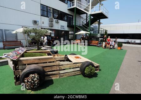Eine Blumendarstellung, die auf einem Rennwagen im Fahrerlager basiert. Großer Preis von Ungarn, Donnerstag, 23. Juli 2015. Budapest, Ungarn. Stockfoto