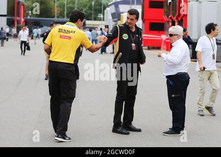 Federico Gastaldi (ARG) Lotus F1 Team Deputy Team Principal (Mitte) und Herbie Blash (GBR) FIA Delegierten mit einem Renault Sport F1 Mitarbeiter. Großer Preis von Italien, Donnerstag, 3. September 2015. Monza Italien. Stockfoto