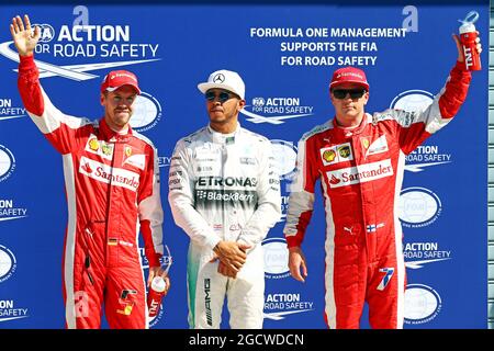 Qualifying Top 3 in Parc Ferme (L bis R): Sebastian Vettel (GER) Ferrari, Dritter; Lewis Hamilton (GBR) Mercedes AMG F1, Pole Position; Kimi Räikkönen (FIN) Ferrari, Zweiter. Großer Preis von Italien, Samstag, 5. September 2015. Monza Italien. Stockfoto