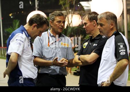 (L bis R): Steve Nielsen (GBR) Williams Sporting Manager mit Mario Isola (ITA) Pirelli Racing Manager; Alan Permane (GBR) Lotus F1 Team Trackside Operations Director. Großer Preis von Singapur, Freitag, 18. September 2015. Marina Bay Street Circuit, Singapur. Stockfoto