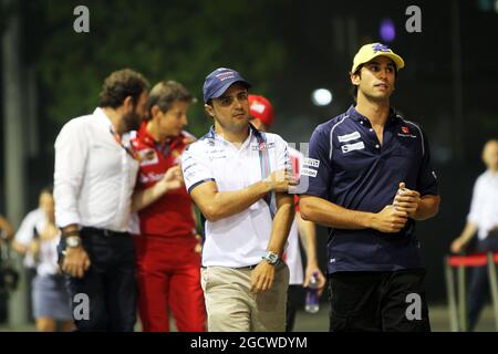 (L bis R): Roy (BRA) Williams mit dem sauber F1 Team von Roy (BRA). Großer Preis von Singapur, Freitag, 18. September 2015. Marina Bay Street Circuit, Singapur. Stockfoto