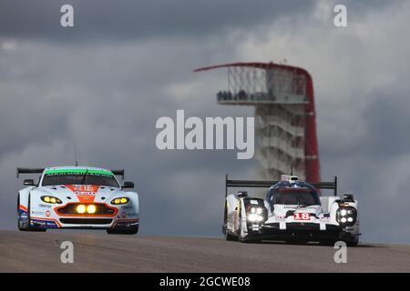 (L bis R): Paul Dalla Lana (CDN) / Pedro Lamy (POR) / Mathias Lauda (AUT) #98 Aston Martin Racing Aston Martin Vantage V8 und Romain Dumas (FRA) / Neel Jani (SUI) / Marc lieb (GER) #18 Porsche Team Porsche 919 Hybrid. FIA-Langstrecken-Weltmeisterschaft, Rd 5, 6 Stunden Rennstrecke der Amerikas. Freitag, 18. September 2015. Austin, Texas, USA. Stockfoto