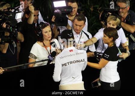 Lewis Hamilton (GBR) Mercedes AMG F1 mit Lee McKenzie (GBR) BBC Television Reporter und Craig Slater (GBR) Sky F1 Reporter. Großer Preis von Singapur, Samstag, 19. September 2015. Marina Bay Street Circuit, Singapur. Stockfoto