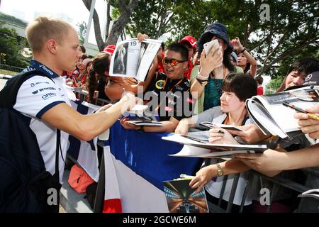 Valtteri Bottas (FIN) Williams gibt Autogramme für die Fans. Großer Preis von Singapur, Sonntag, 20. September 2015. Marina Bay Street Circuit, Singapur. Stockfoto