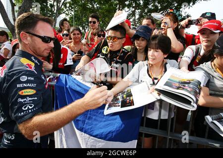 Christian Horner (GBR) Red Bull Racing Team Principal signiert Autogramme für die Fans. Großer Preis von Singapur, Sonntag, 20. September 2015. Marina Bay Street Circuit, Singapur. Stockfoto