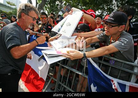 Eddie Jordan (IRE) BBC Television Pundit gibt Autogramme für die Fans. Großer Preis von Singapur, Sonntag, 20. September 2015. Marina Bay Street Circuit, Singapur. Stockfoto