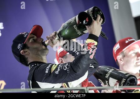 Daniel Ricciardo (AUS) Red Bull Racing feiert seinen zweiten Podiumsplatz. Großer Preis von Singapur, Sonntag, 20. September 2015. Marina Bay Street Circuit, Singapur. Stockfoto