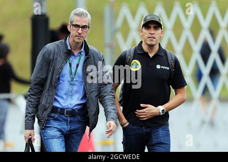 Pastor Maldonado (EHRW.) Lotus F1 Team mit Alessandro Alunni Bravi (ITA) Driver Manager. Großer Preis von Japan, Freitag, 25. September 2015. Suzuka, Japan. Stockfoto