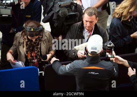 Nico Hulkenberg (GER) Sahara Force India F1 mit Craig Slater (GBR) Sky F1 Reporter. Großer Preis von Russland, Samstag, 10. Oktober 2015. Sotschi Autodrom, Sotschi, Russland. Stockfoto